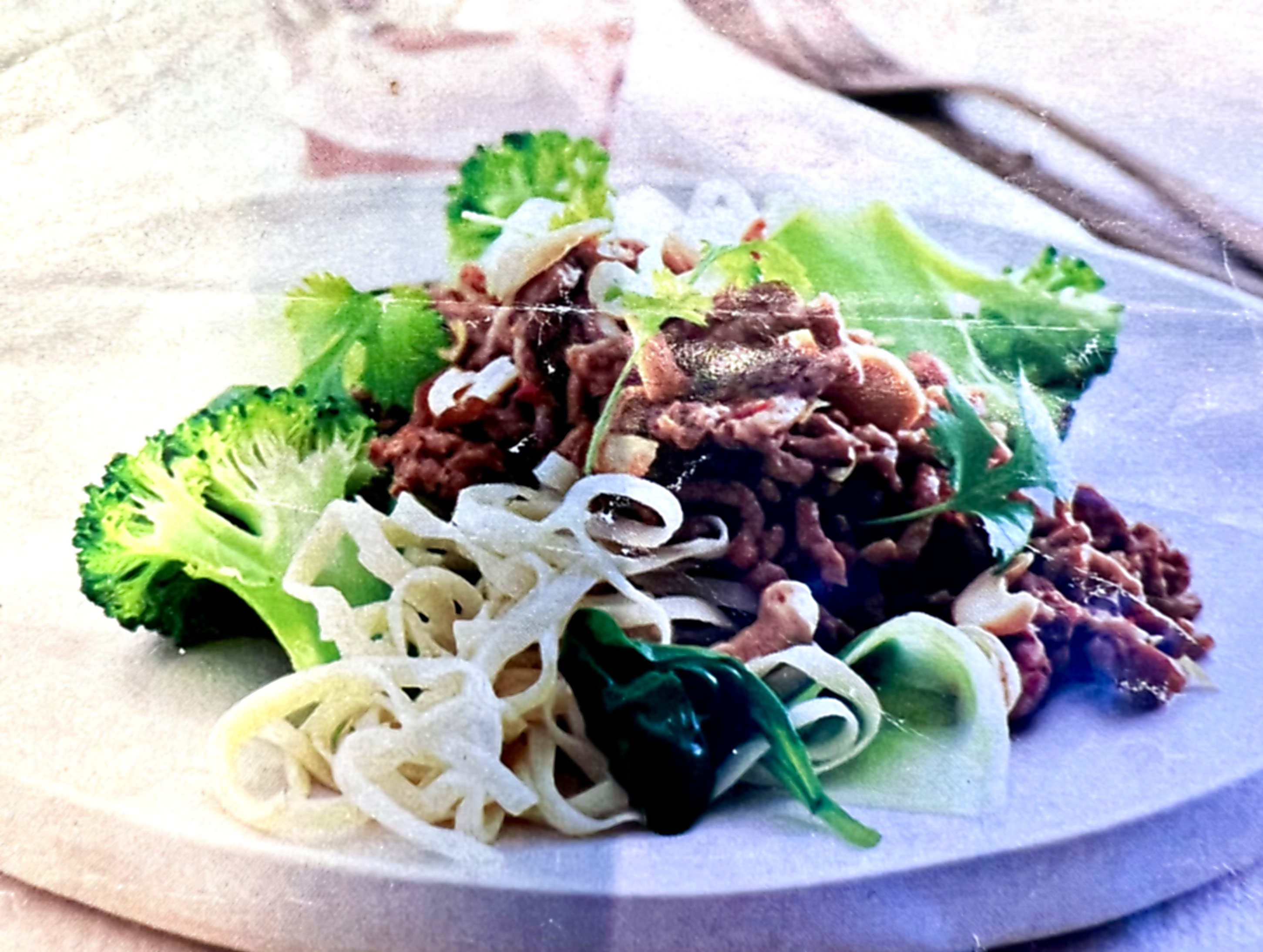 Thai-nuddelret med broccoli og svinekød